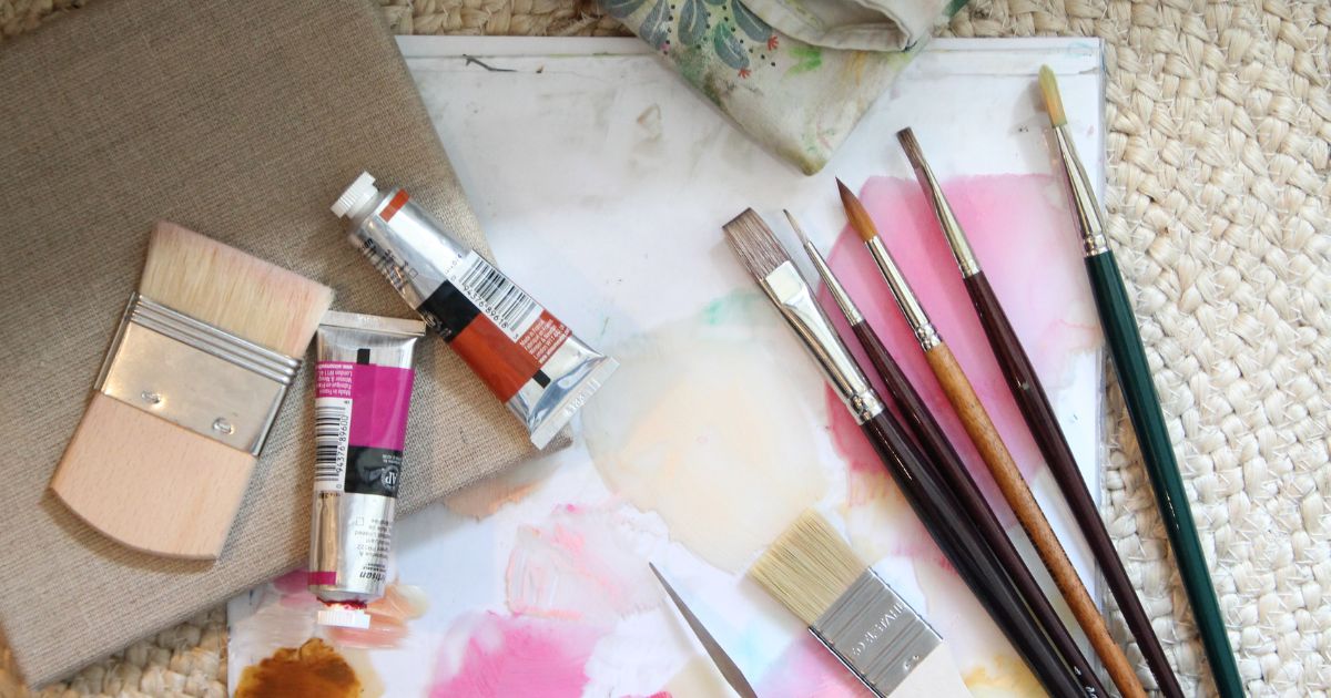 An Artist's Guide to Oil Painting Brushes and the Paintbrush Types You'll  Need 